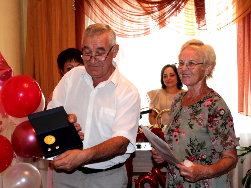 Награду «За любовь и верность» получили две семьи Чернышевского района.